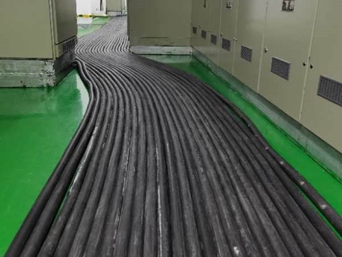 武山如何根据理论计算公式计算温度对特定电压测量结果的影响？